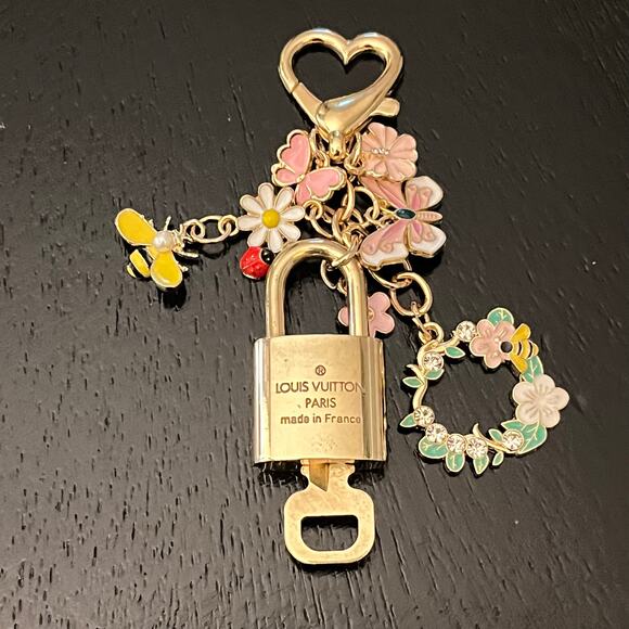 Louis Vuitton Lock & Key Set #323 with a Floral & Bee Charm Keychain/ Bag Charm - Picture 5 of 5